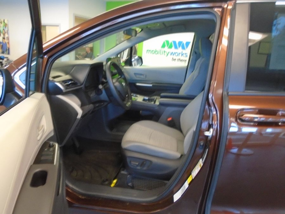 2024 TOYOTA SIENNA - Image 6