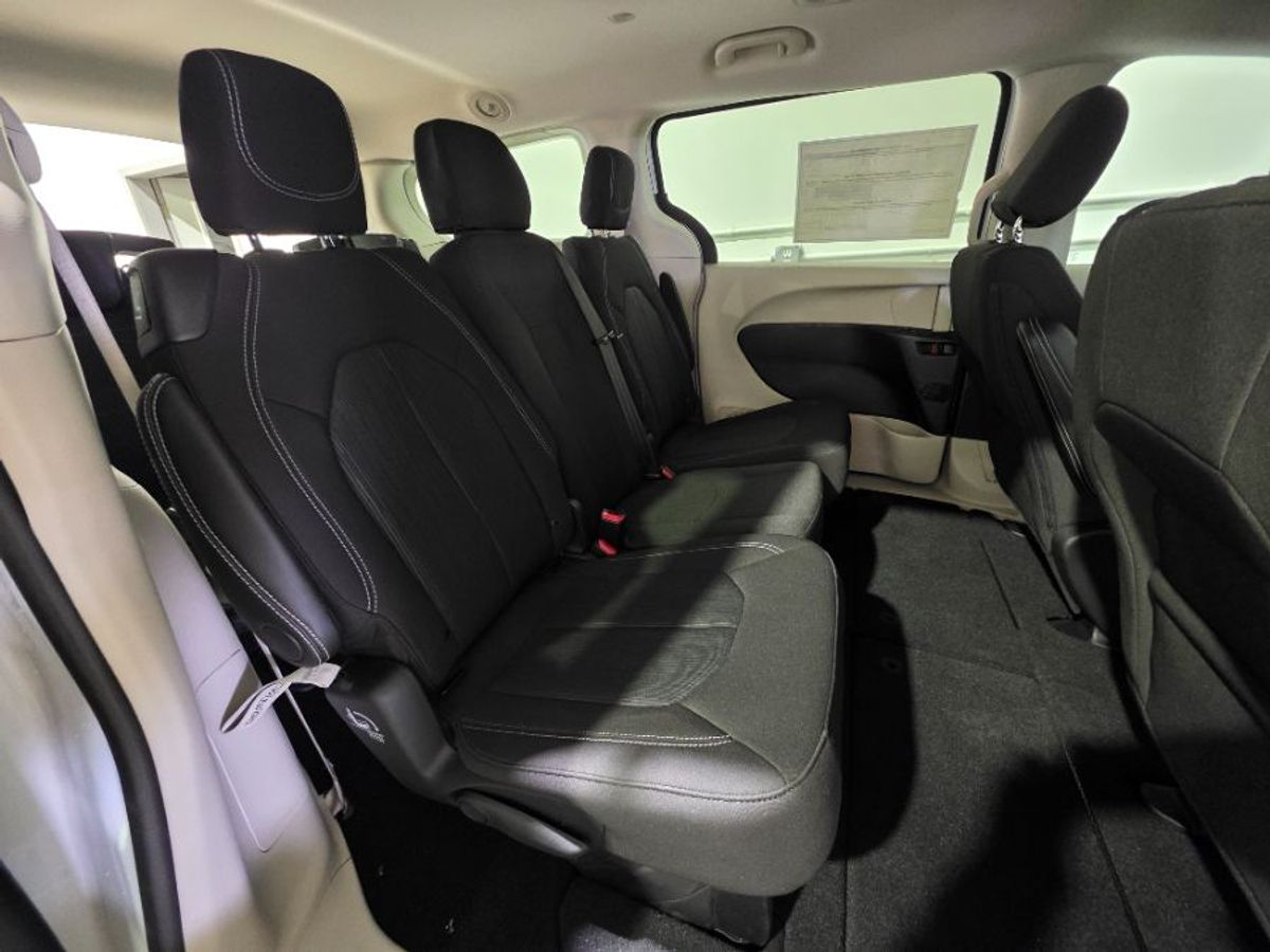 White Chrysler Voyager image number 24