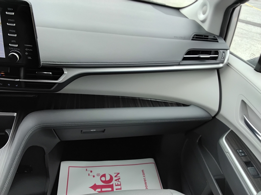 Silver Toyota Sienna image number 6