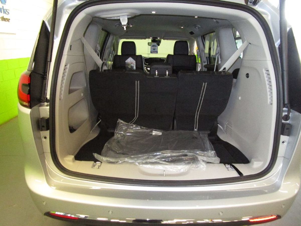 2024 Chrysler Pacifica Touring L - Photo 17