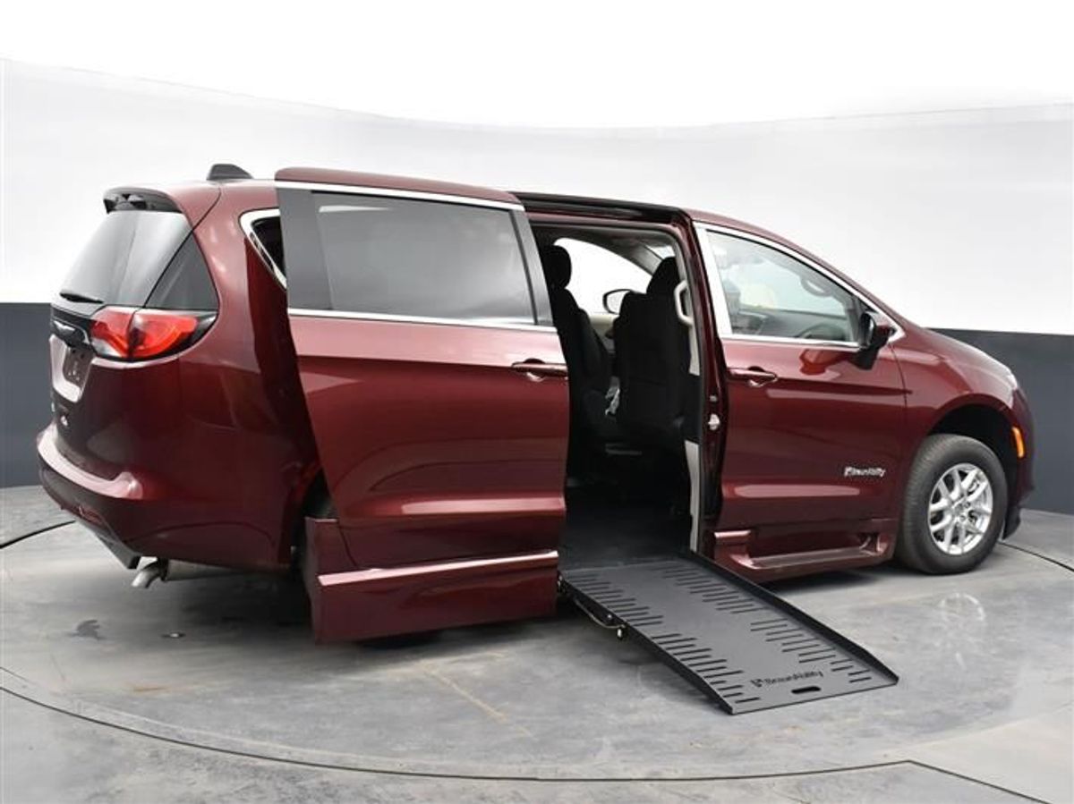 Red Chrysler Voyager image number 16