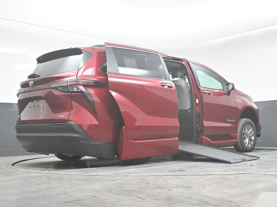 New 2025 Toyota Sienna Hybrid XLE Plus - BraunAbility Side Entry Entry In Floor Automatic Ramp
