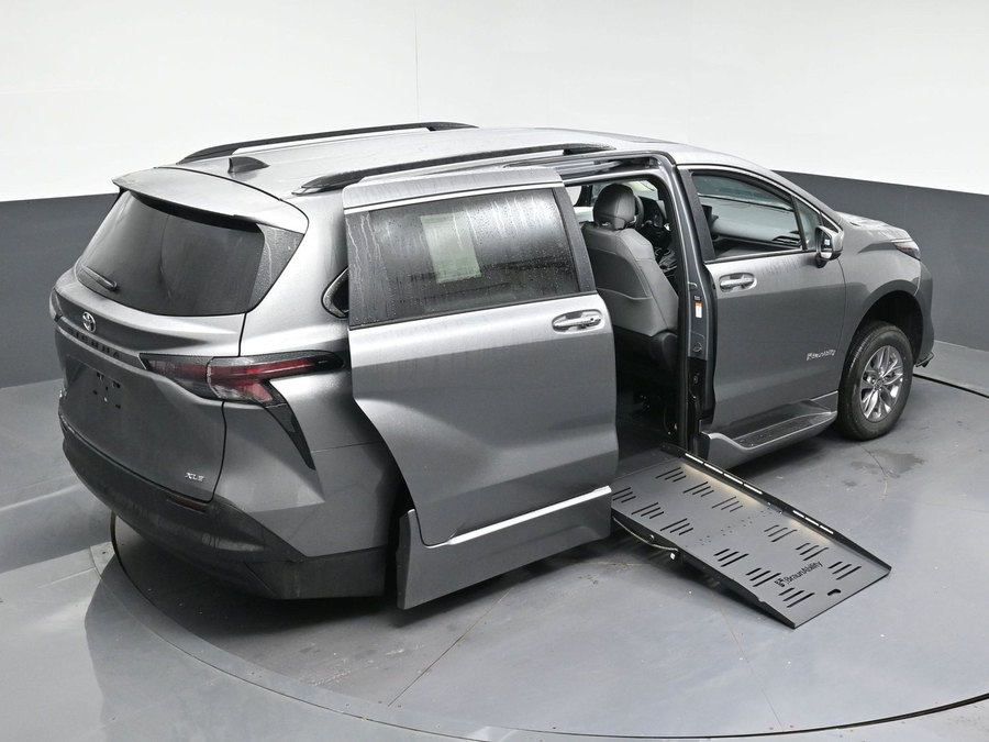 New 2026 Toyota Sienna Hybrid XLE Base - BraunAbility Side Entry Fold Out Automatic Ramp