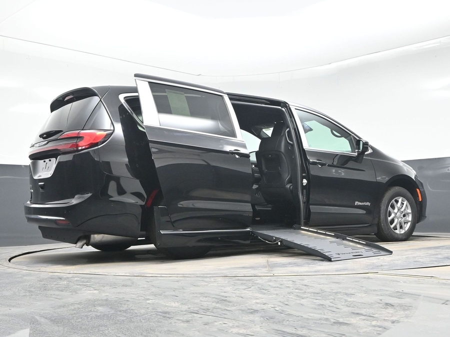 Black Chrysler Pacifica image number 21