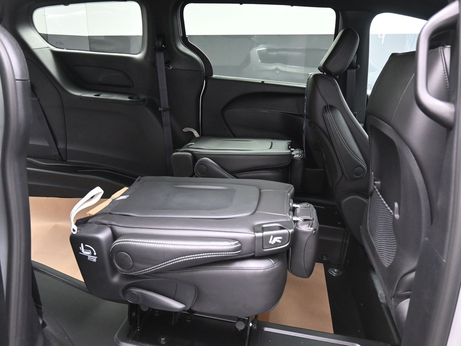 Silver Chrysler Voyager image number 12