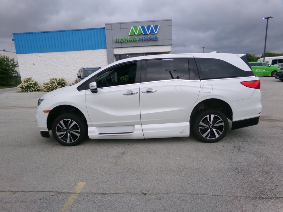 White Honda Odyssey image number 2