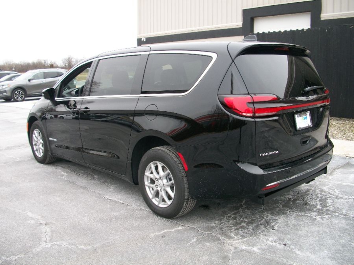 Black Chrysler Pacifica image number 4