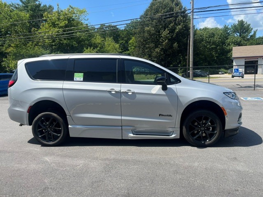 Silver Chrysler Pacifica image number 6