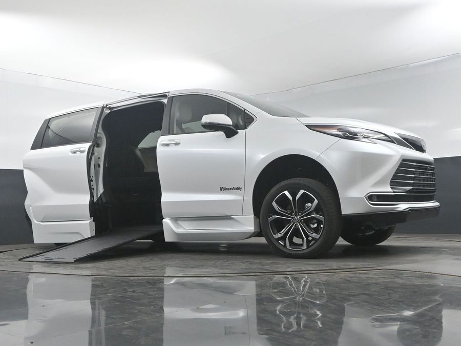 New 2025 Toyota Sienna Hybrid Platinum - BraunAbility Side Entry Entry In Floor Automatic Ramp