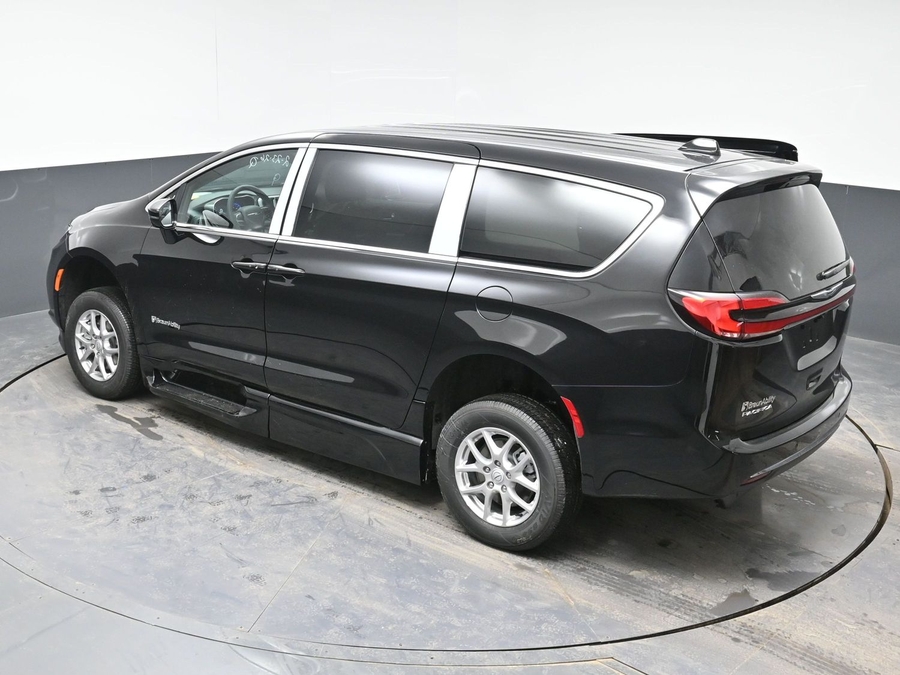 Black Chrysler Pacifica image number 24