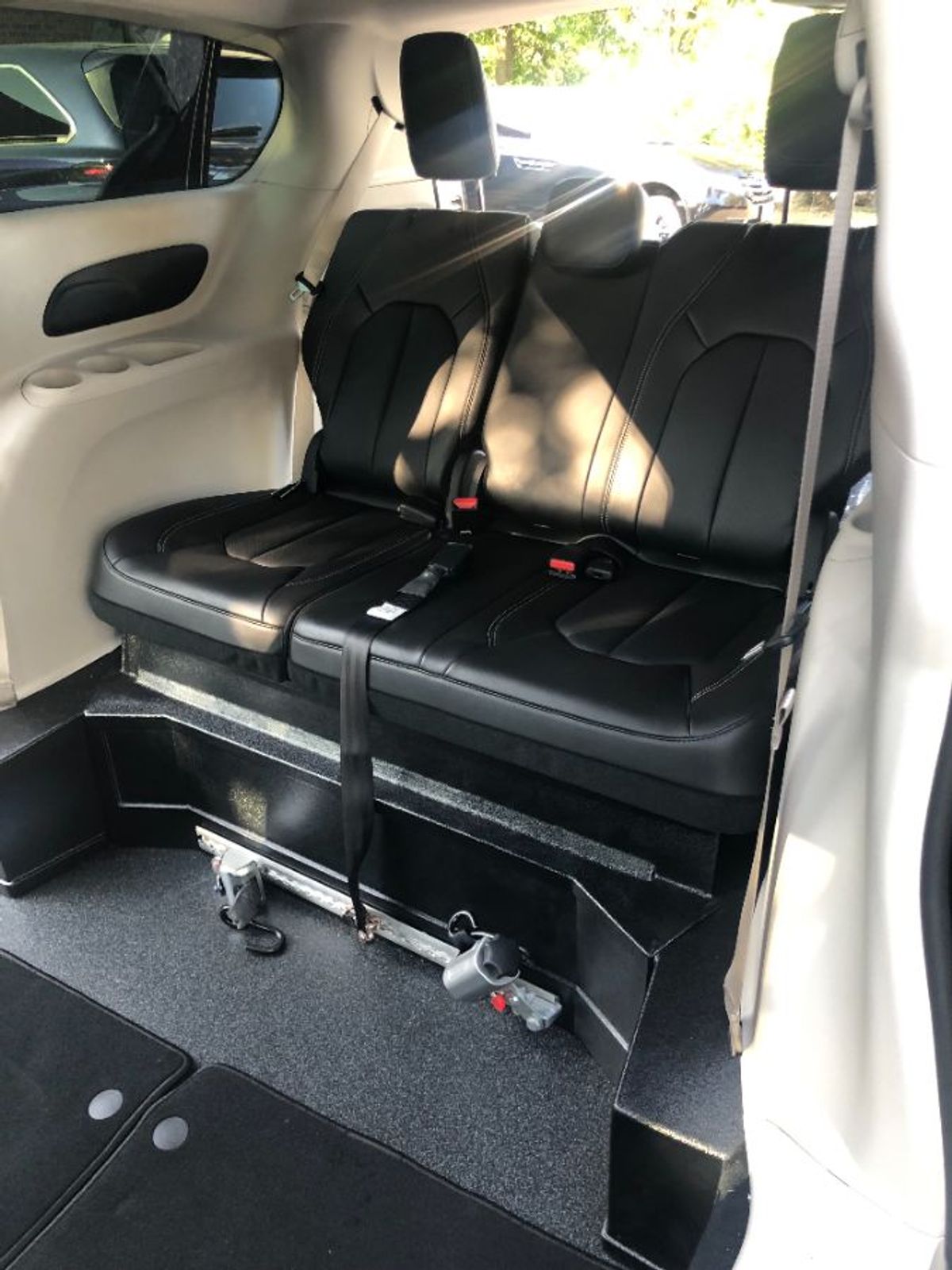 Black Chrysler Pacifica image number 10