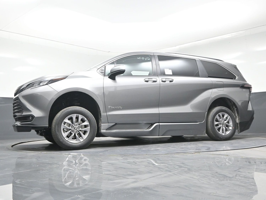 Grey Toyota Sienna image number 19