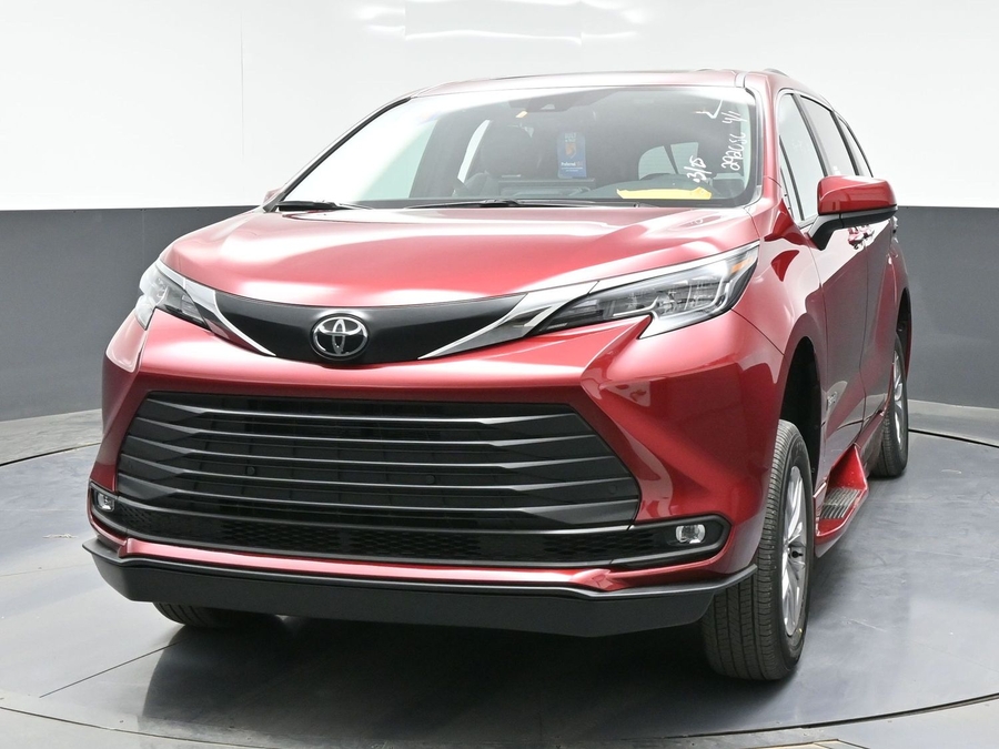 New 2026 Toyota Sienna Hybrid XLE Base - BraunAbility Side Entry In Floor Automatic Ramp