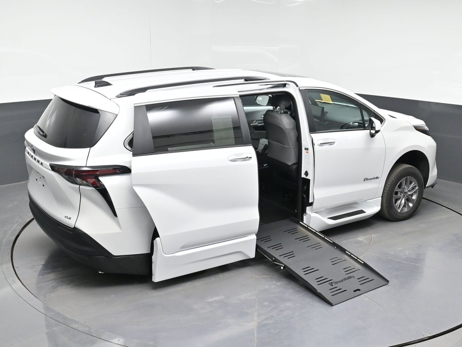 White Toyota Sienna image number 8