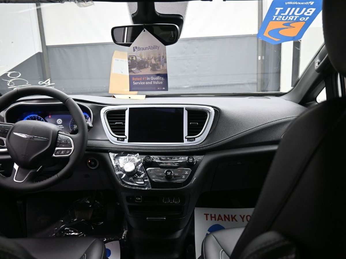 White Chrysler Pacifica image number 12