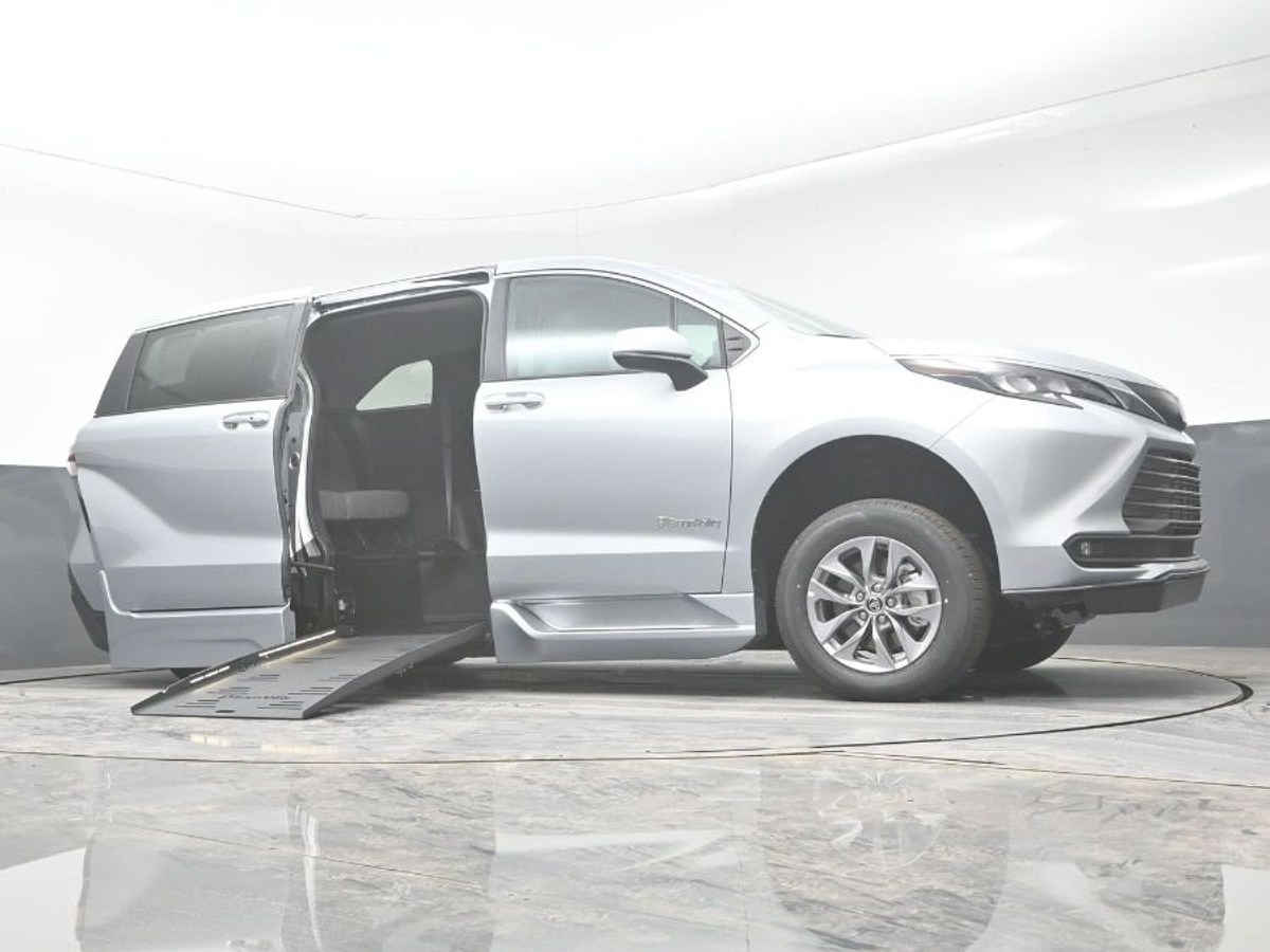 Silver Toyota Sienna image number 18