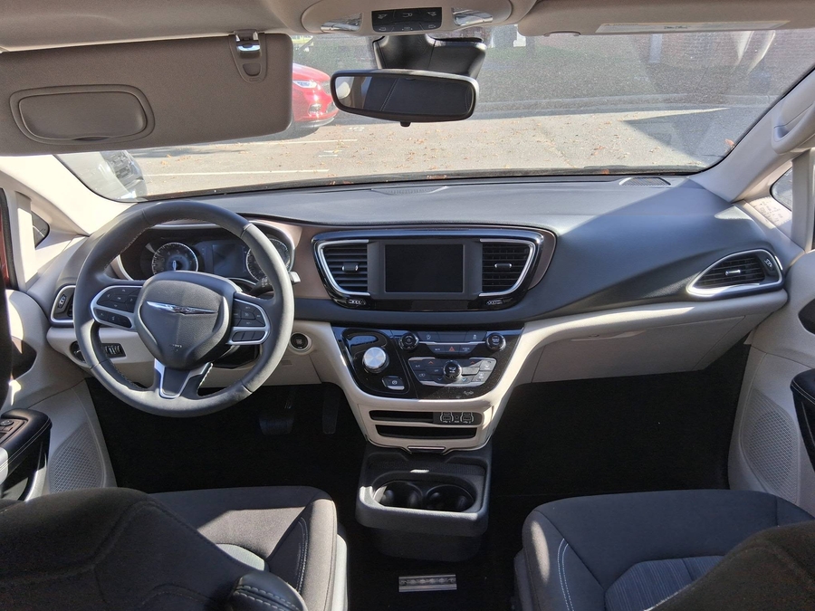  Chrysler Voyager image number 8