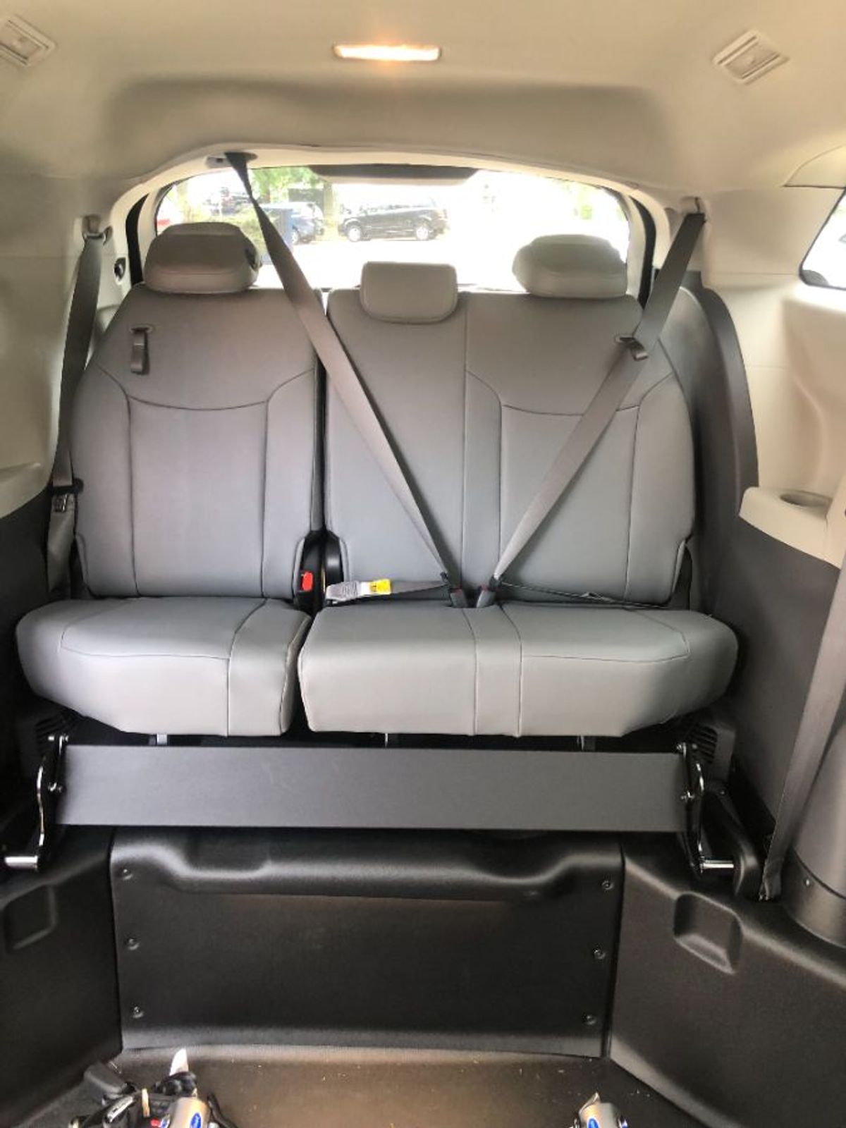 Blue Toyota Sienna image number 10
