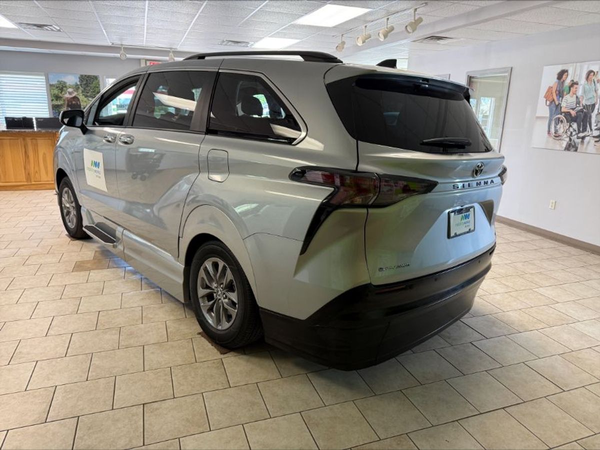 Silver Toyota Sienna image number 3