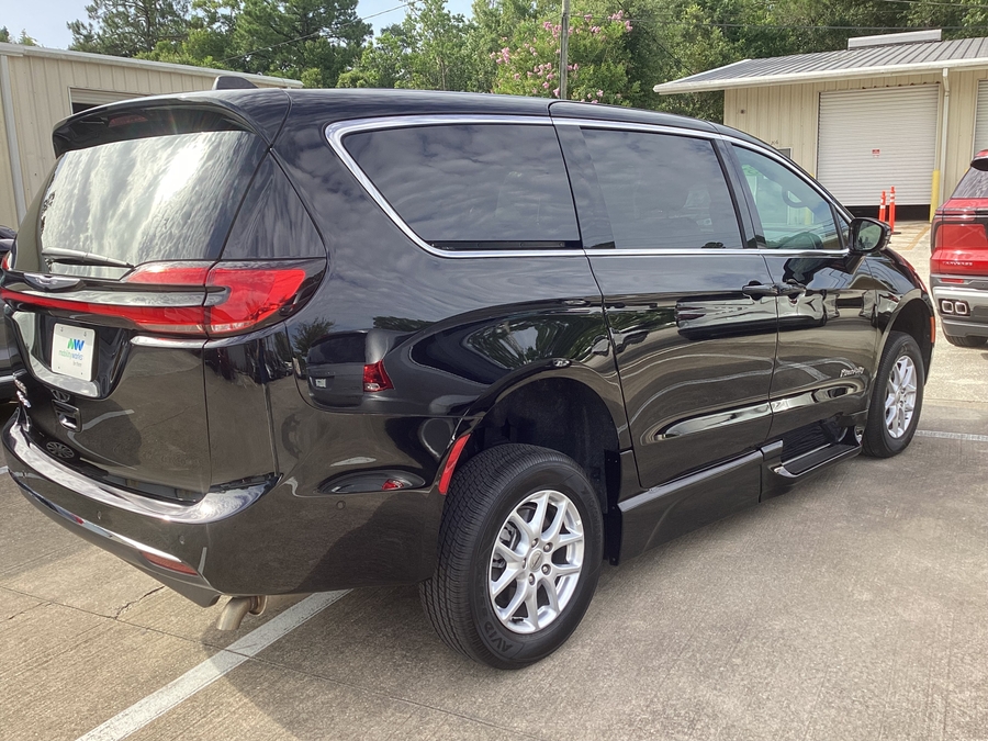 Black Chrysler Pacifica image number 2
