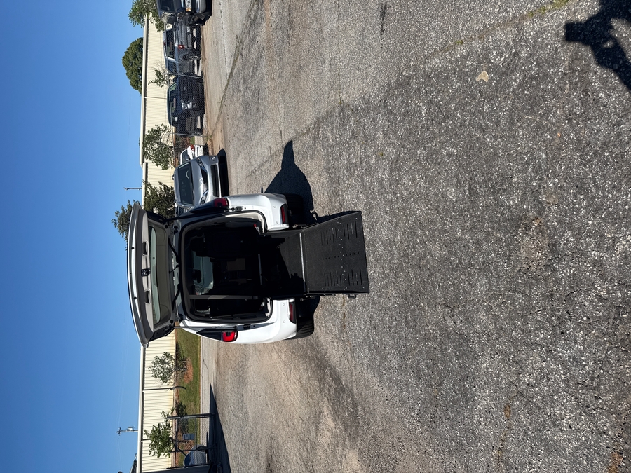 White Chrysler Pacifica image number 10