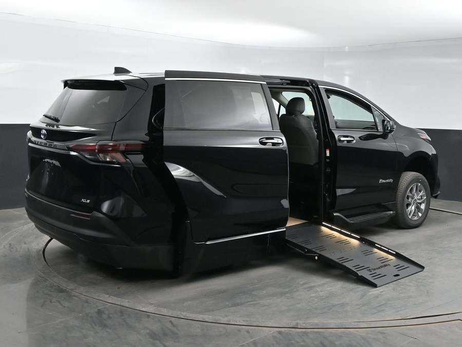 New 2025 Toyota Sienna Hybrid XLE Base - BraunAbility Side Entry Entry Fold Out Automatic Ramp