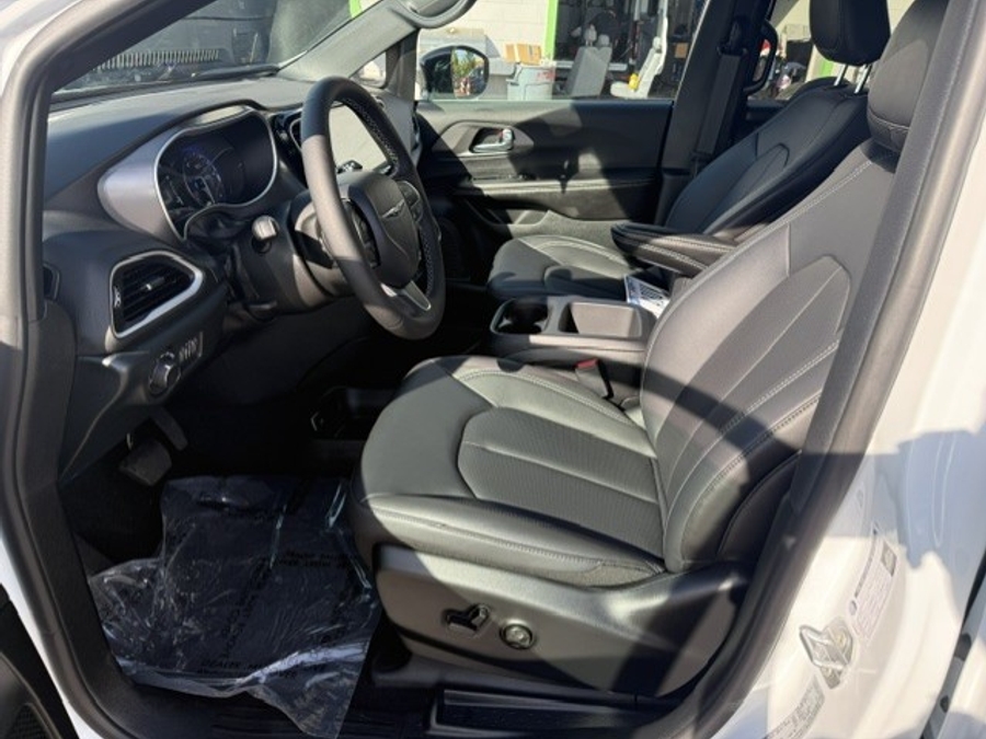 White Chrysler Voyager image number 12