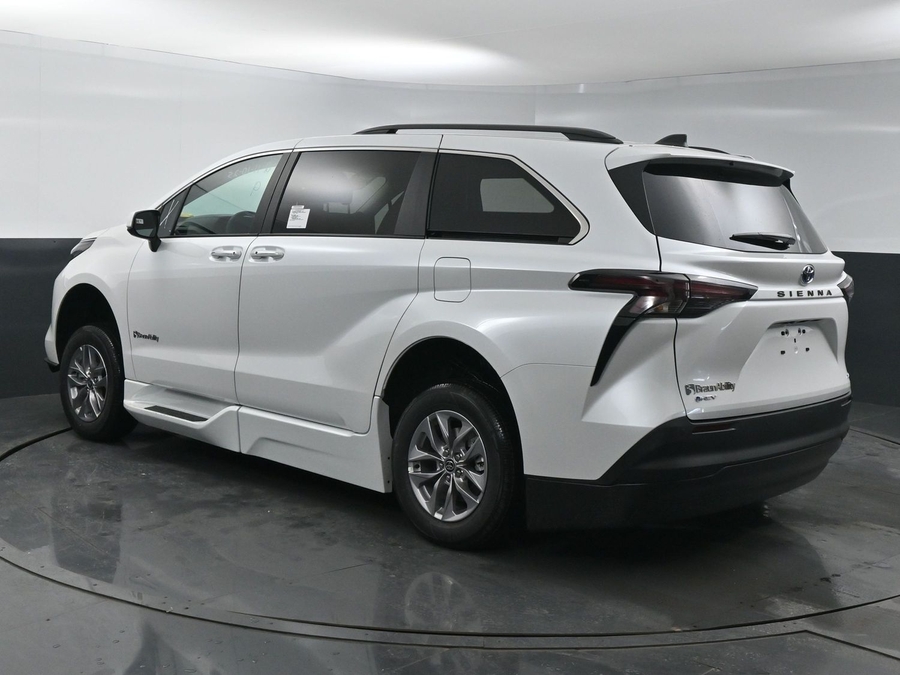 New 2025 Toyota Sienna Hybrid XLE Plus - BraunAbility Side Entry Entry In Floor Automatic Ramp