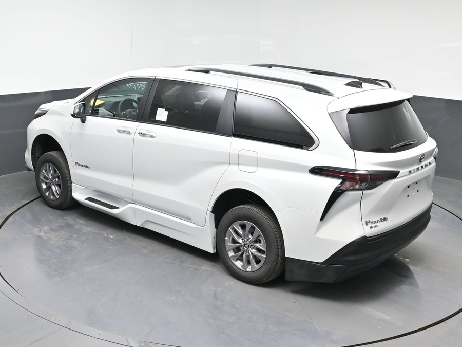 White Toyota Sienna image number 21
