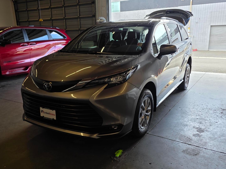 New 2026 Toyota Sienna Hybrid XLE - Freedom Rear Entry Entry Fold Out Automatic Ramp