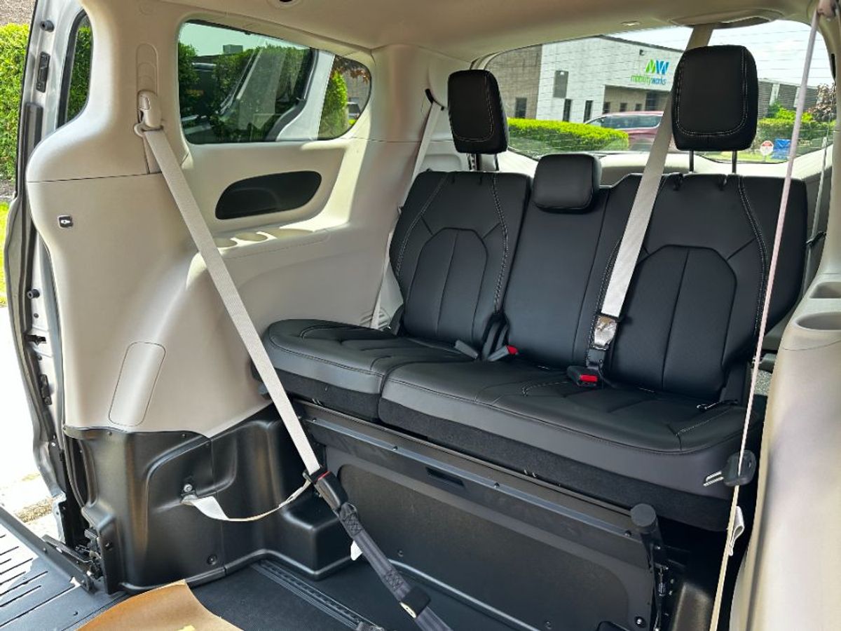 Silver Chrysler Pacifica image number 16