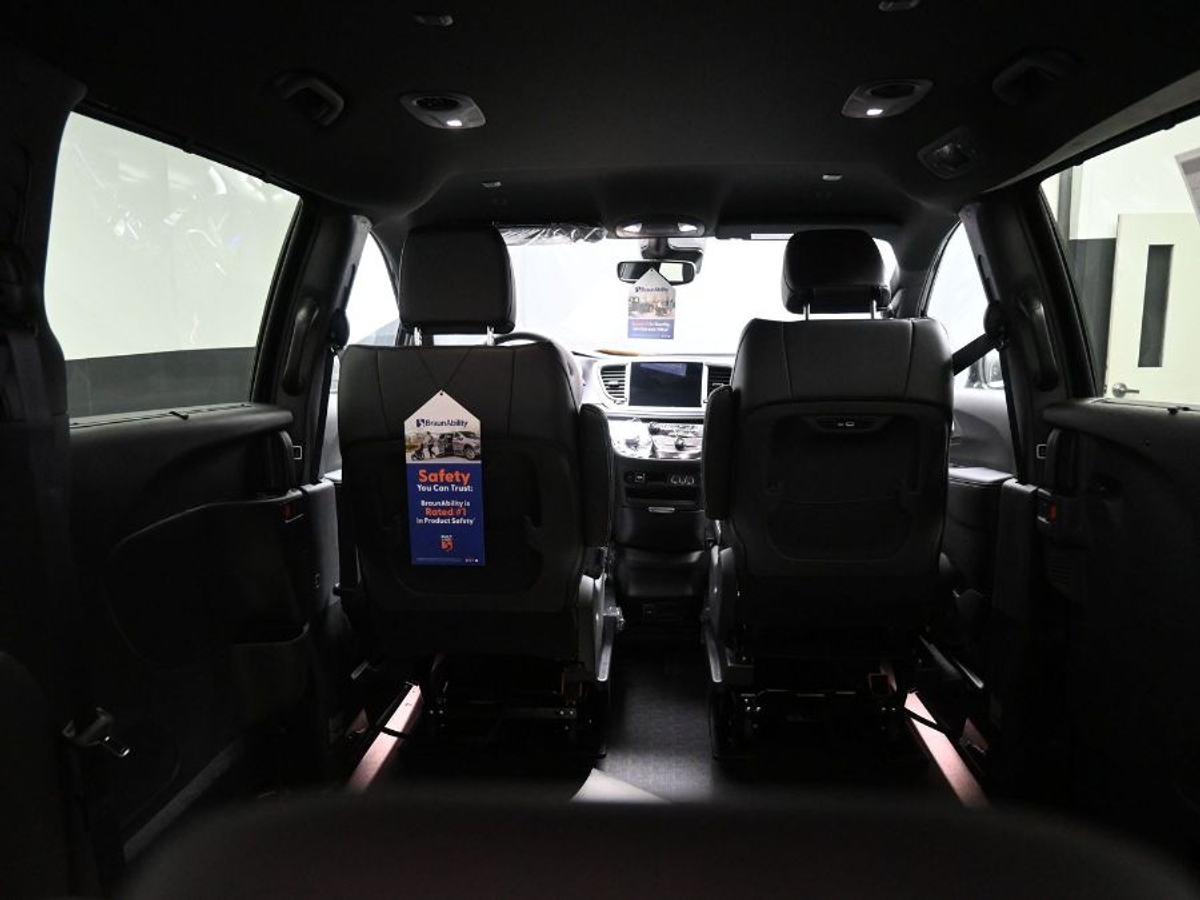 Black Chrysler Pacifica image number 17