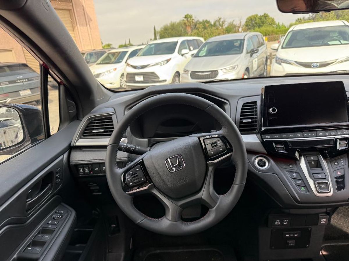 Red Honda Odyssey image number 7