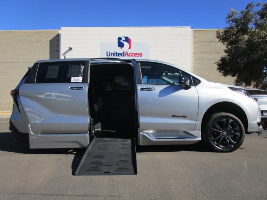 New 2025 Toyota Sienna Hybrid XSE Sport - BraunAbility Side Entry Entry Fold Out Automatic Ramp