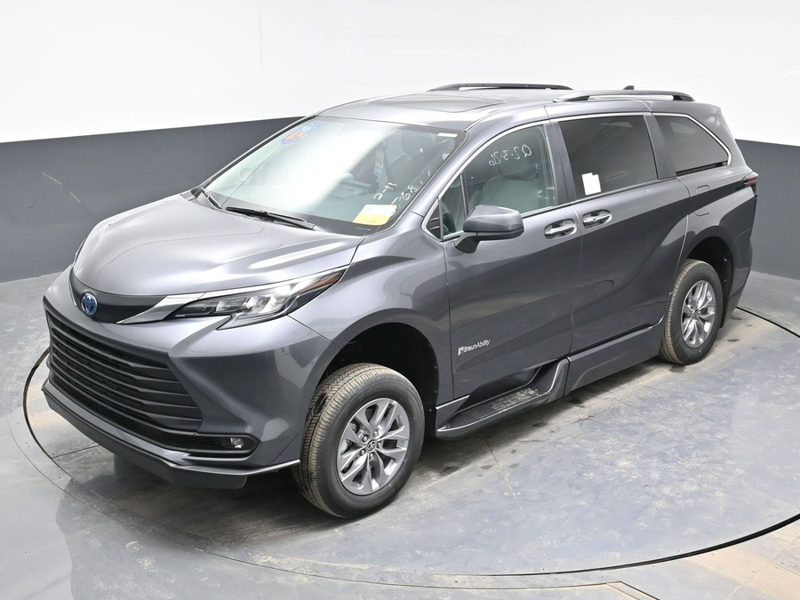 New 2025 Toyota Sienna Hybrid XLE Plus - BraunAbility Side Entry Entry Fold Out Automatic Ramp