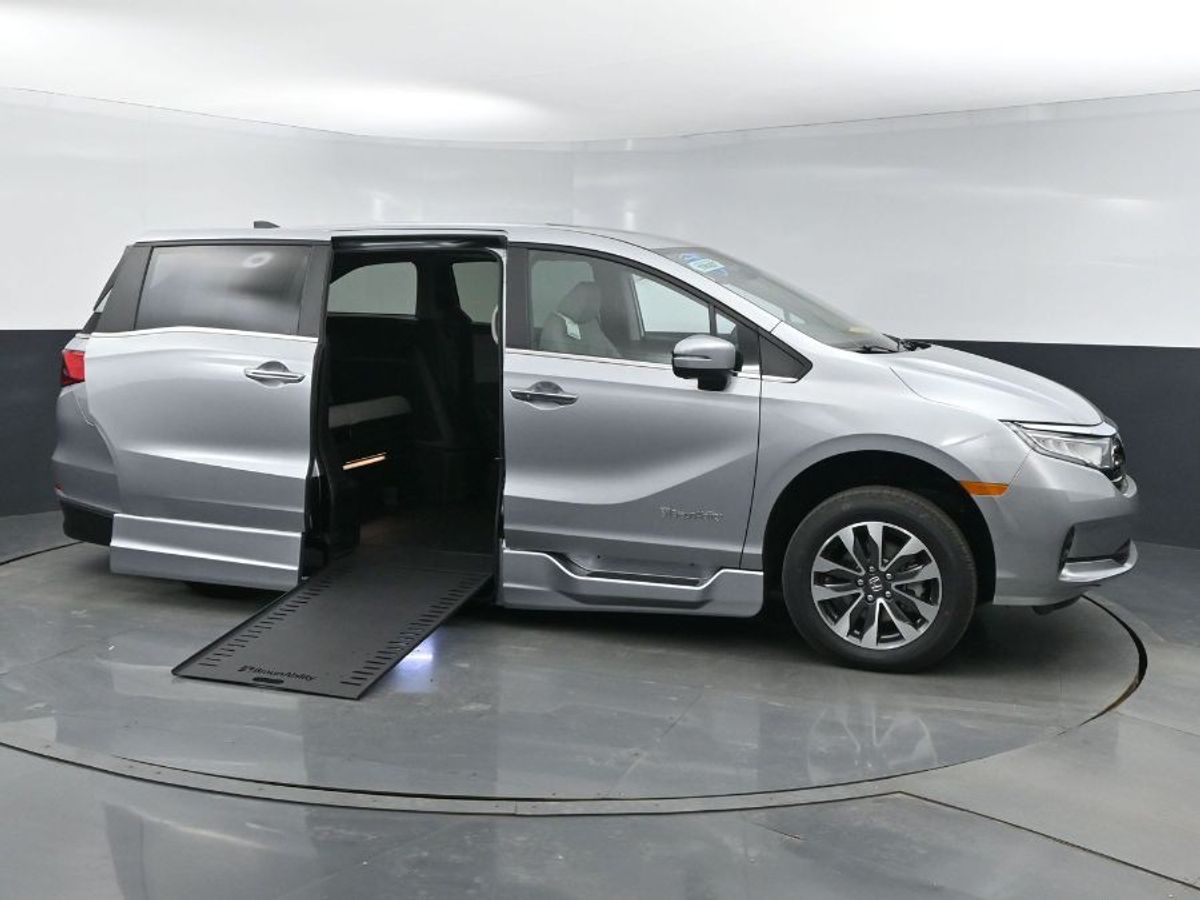 Silver Honda Odyssey image number 17