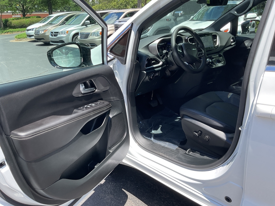 2026 Chrysler Voyager LX - Photo 6