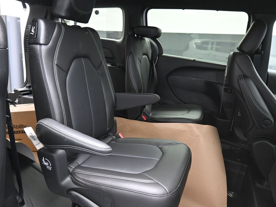 White Chrysler Pacifica image number 12