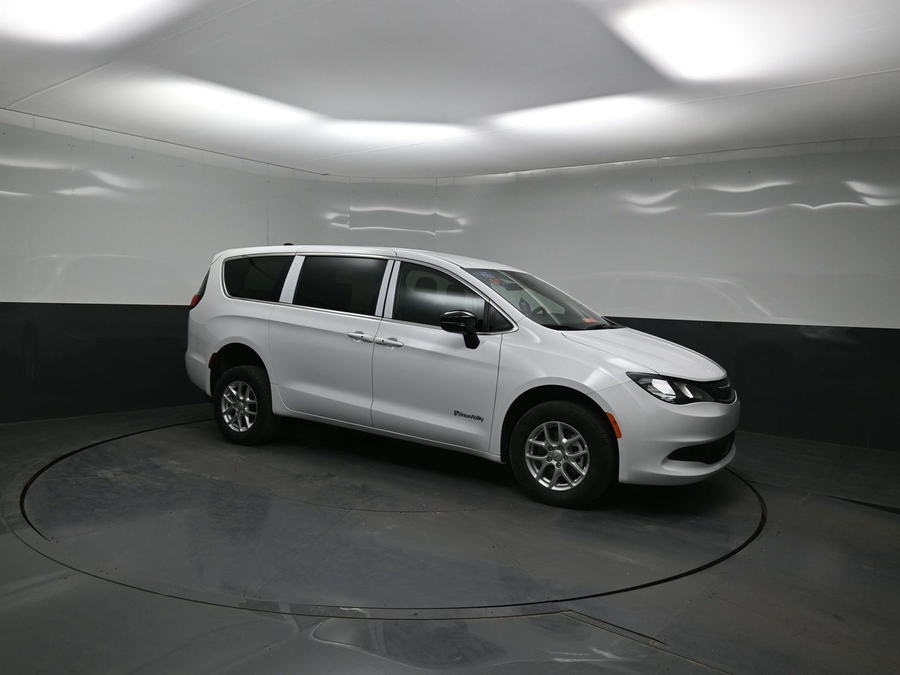 White Chrysler Voyager image number 21