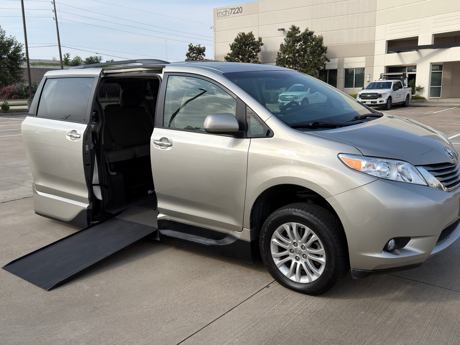 Used 2015 Toyota Sienna XLE - VMI Side Entry Entry In Floor Automatic Ramp