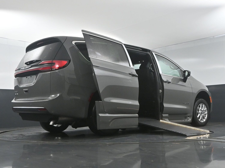 New 2025 Chrysler Pacifica Select Safety - BraunAbility Side Entry Entry In Floor Automatic Ramp