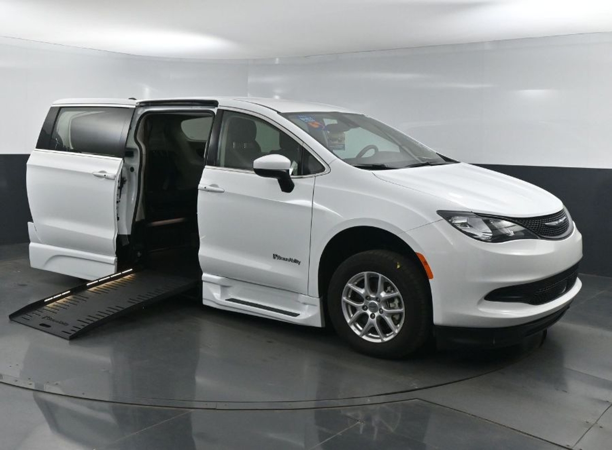 2023 CHRYSLER VOYAGER - Image 2