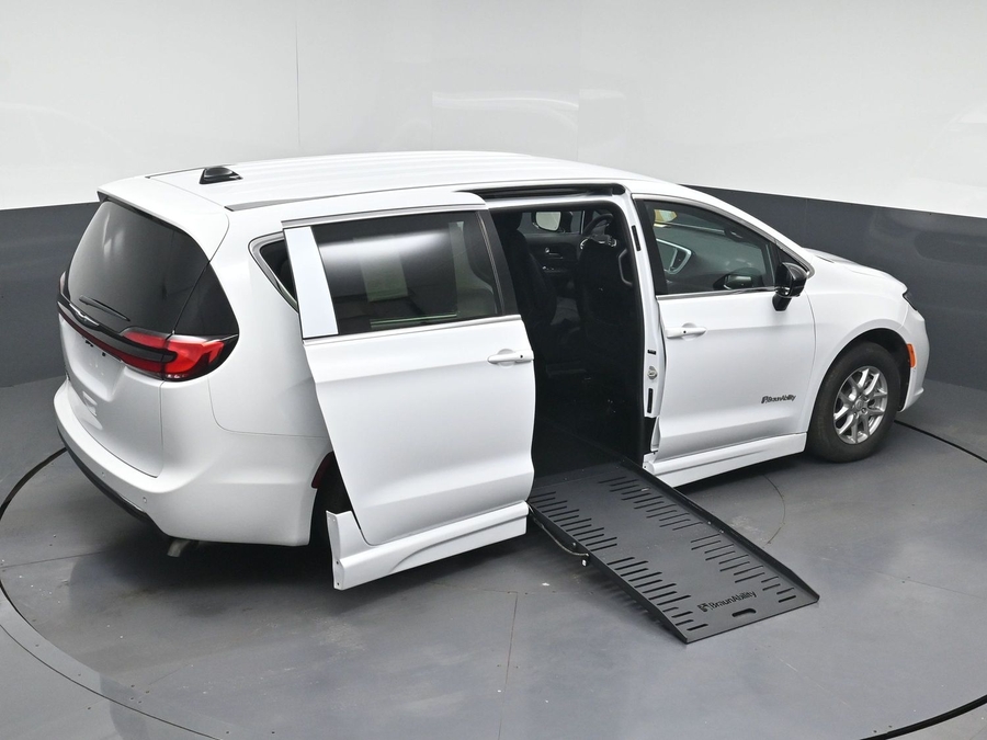White Chrysler Pacifica image number 23