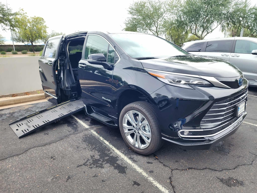 Used 2022 Toyota Sienna Hybrid Platinum - BraunAbility Side Entry Entry Fold Out Automatic Ramp