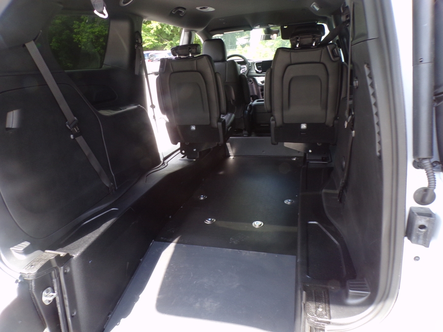 White Chrysler Voyager image number 5