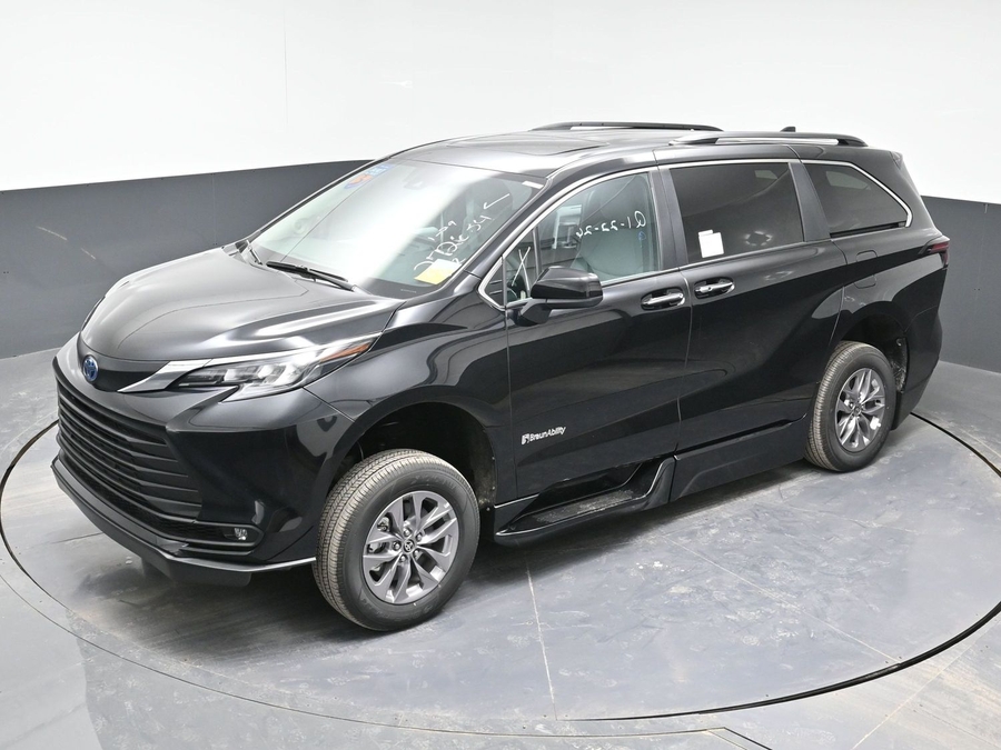 Black Toyota Sienna image number 23