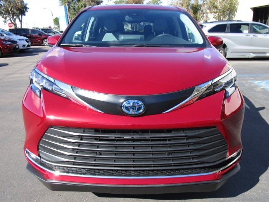 New 2026 Toyota Sienna Hybrid XLE Add - BraunAbility Side Entry Entry In Floor Automatic Ramp