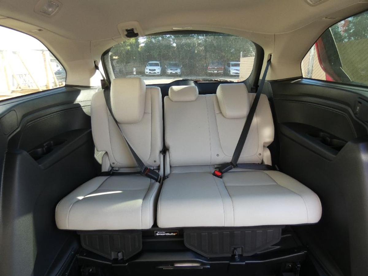Red Honda Odyssey image number 11