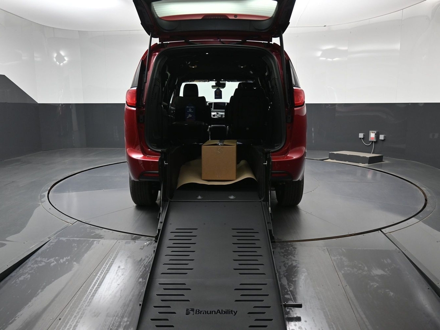 Red Chrysler Voyager image number 8