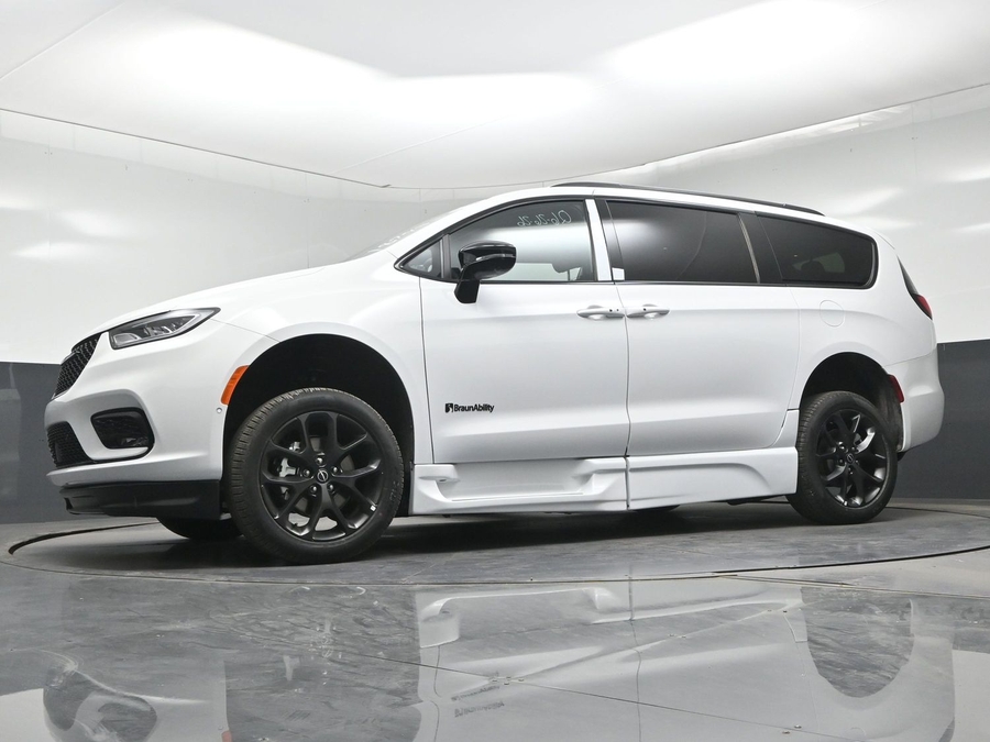 White Chrysler Pacifica image number 12